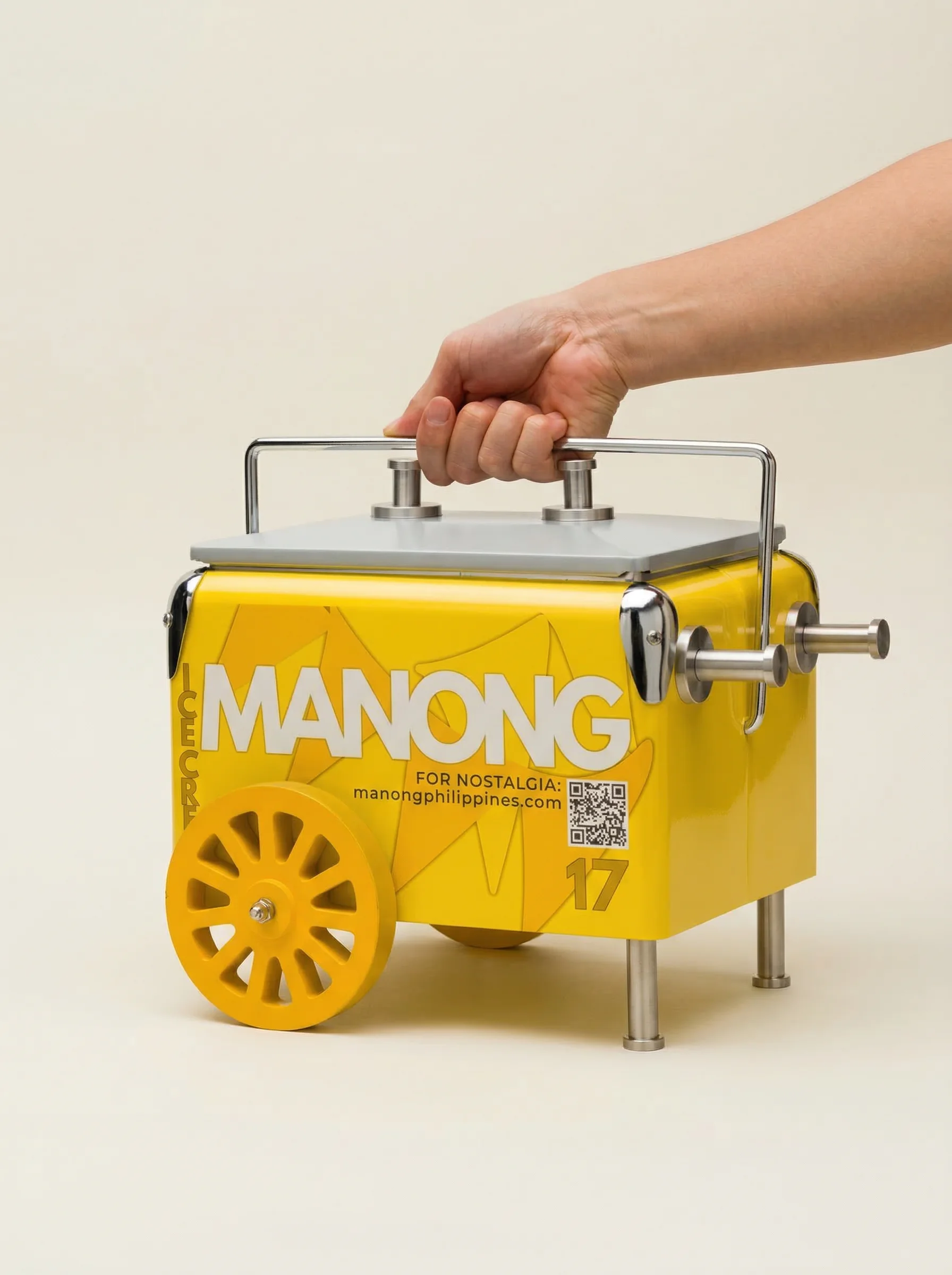 Mini Sorbetes Cart — held by handle showing size